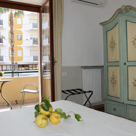 לינה וארוחת בוקר Lemon